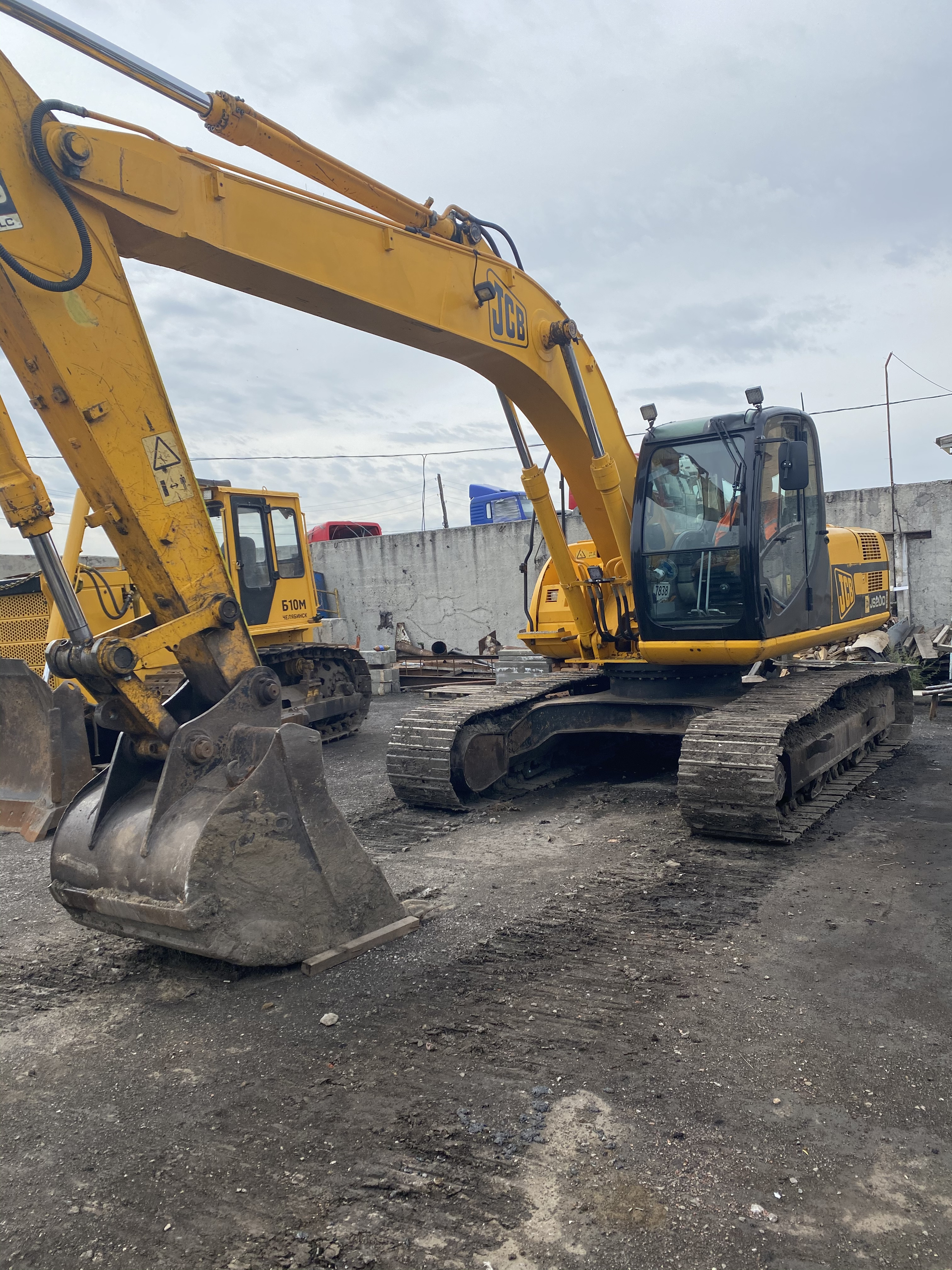 Аренда гусеничного экскаватора JCB