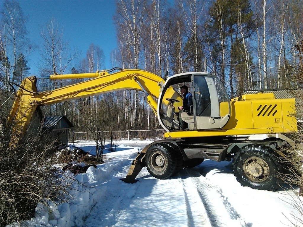 Полноповоротный экскаватор в аренду, услуги.
