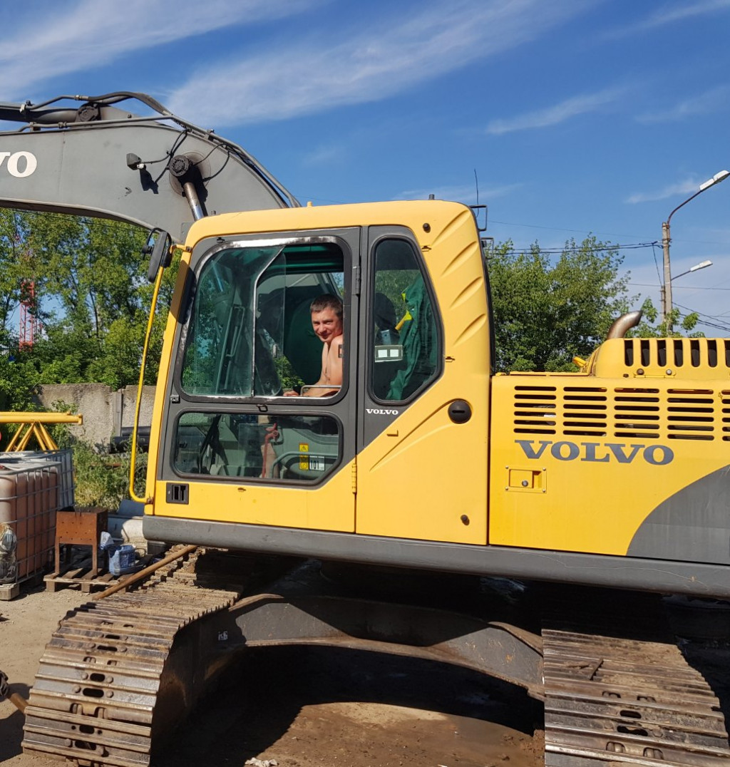 Гусеничный экскаватор аренда. Землеройные работы.