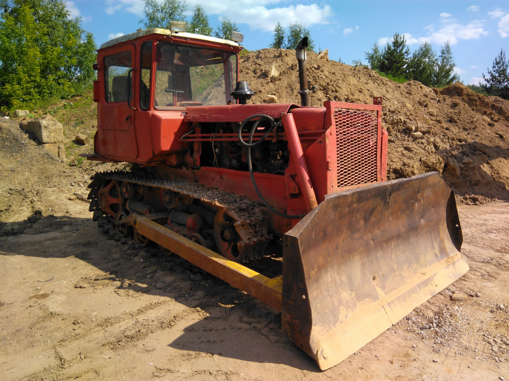 Бульдозер ДТ-75 аренда. Планировка Земляные работы
