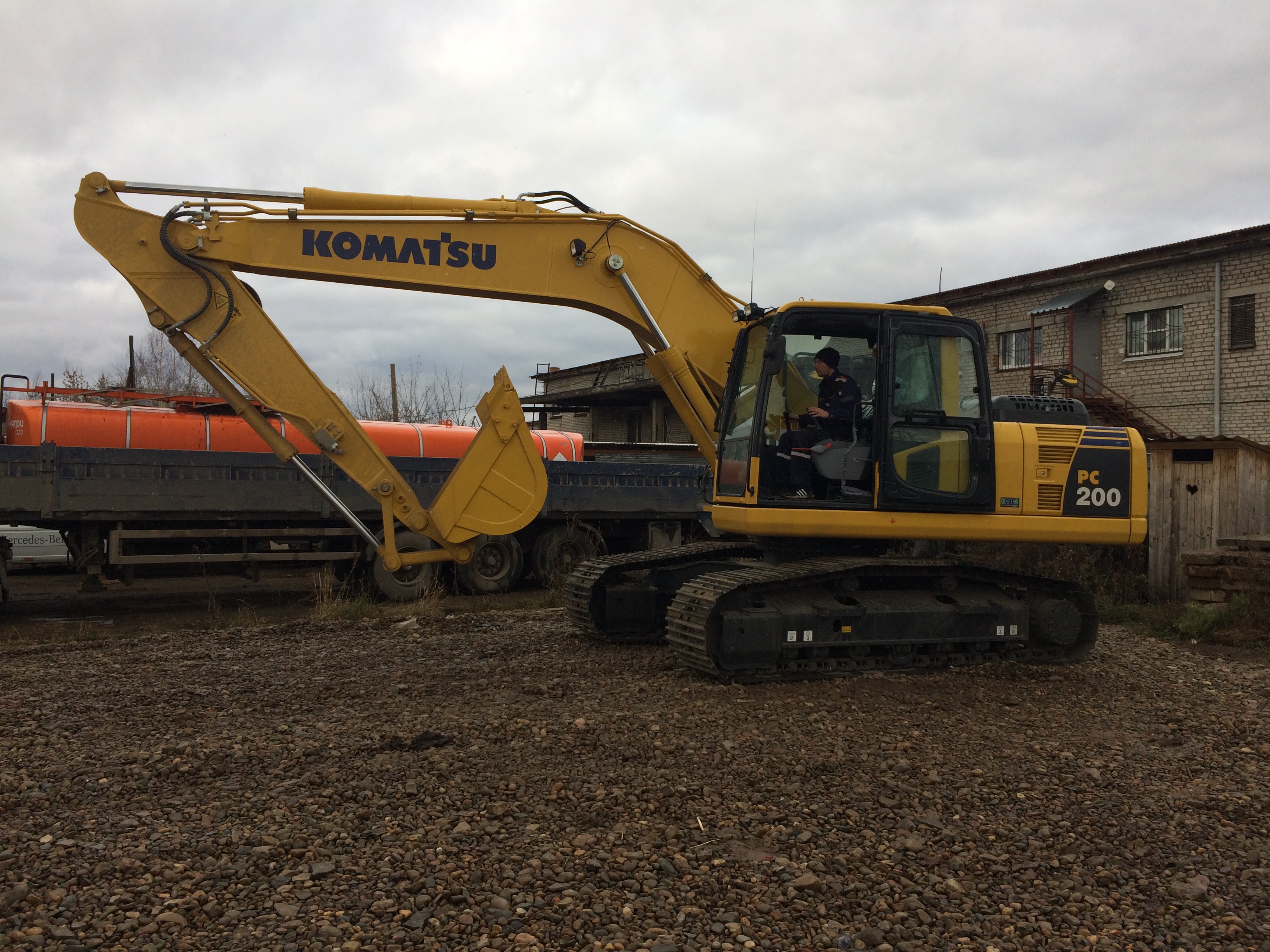 Экскаватор гусеничный Коматсу