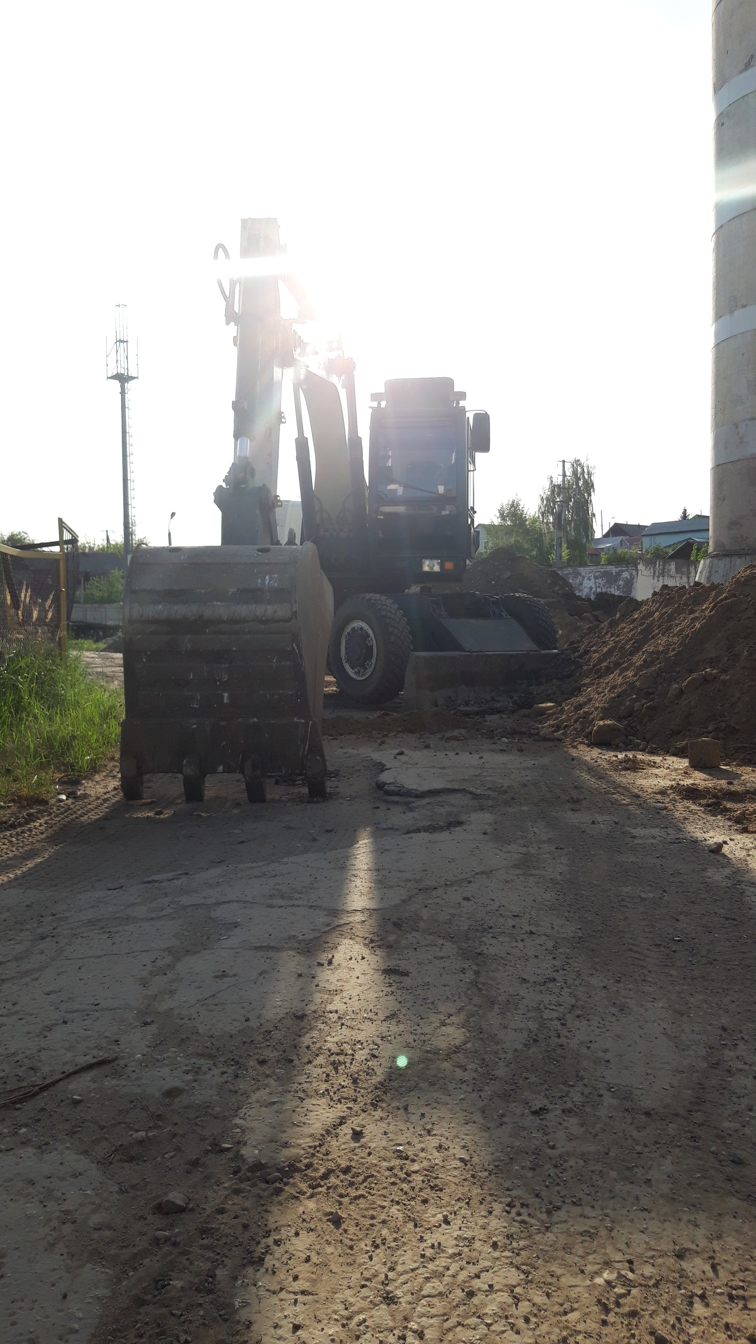 УСЛУГИ ПОЛНОПОВОРОТНОГО КОЛЕСНОГО ЭКСКАВАТОРА