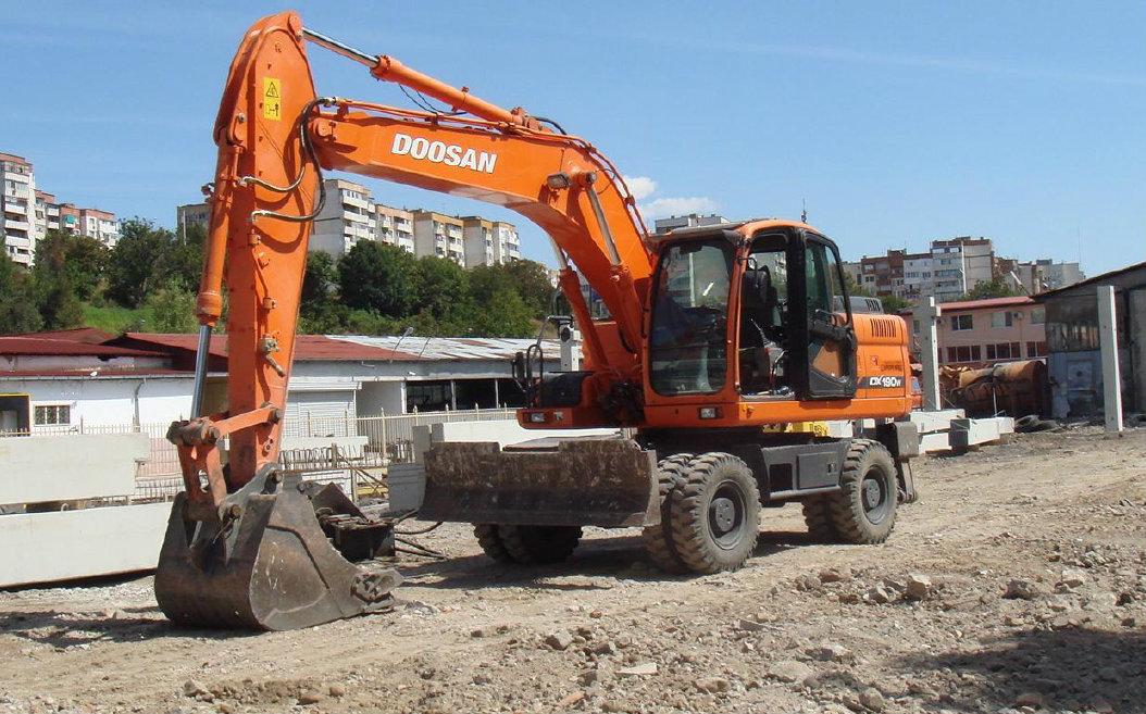 Услуги экскаватора с ковшом и гидромолотом