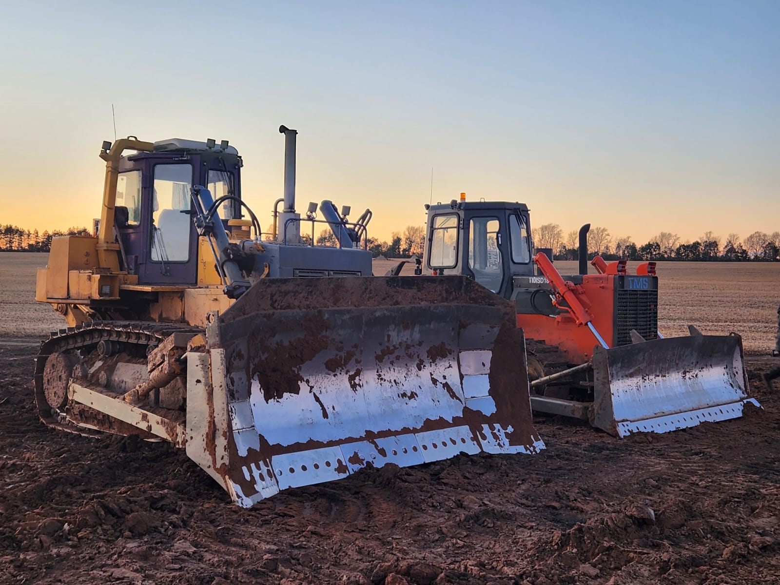 Бульдозер, и другая спецтехника