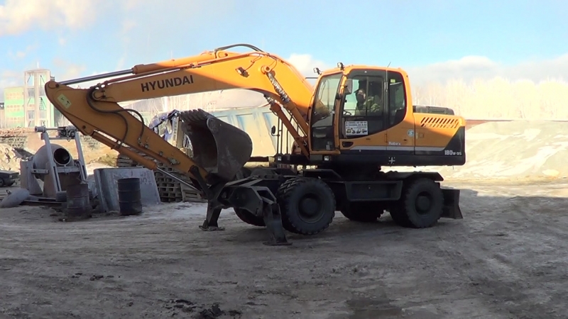 Аренда полноповоротного экскаватора. Гидромолот.