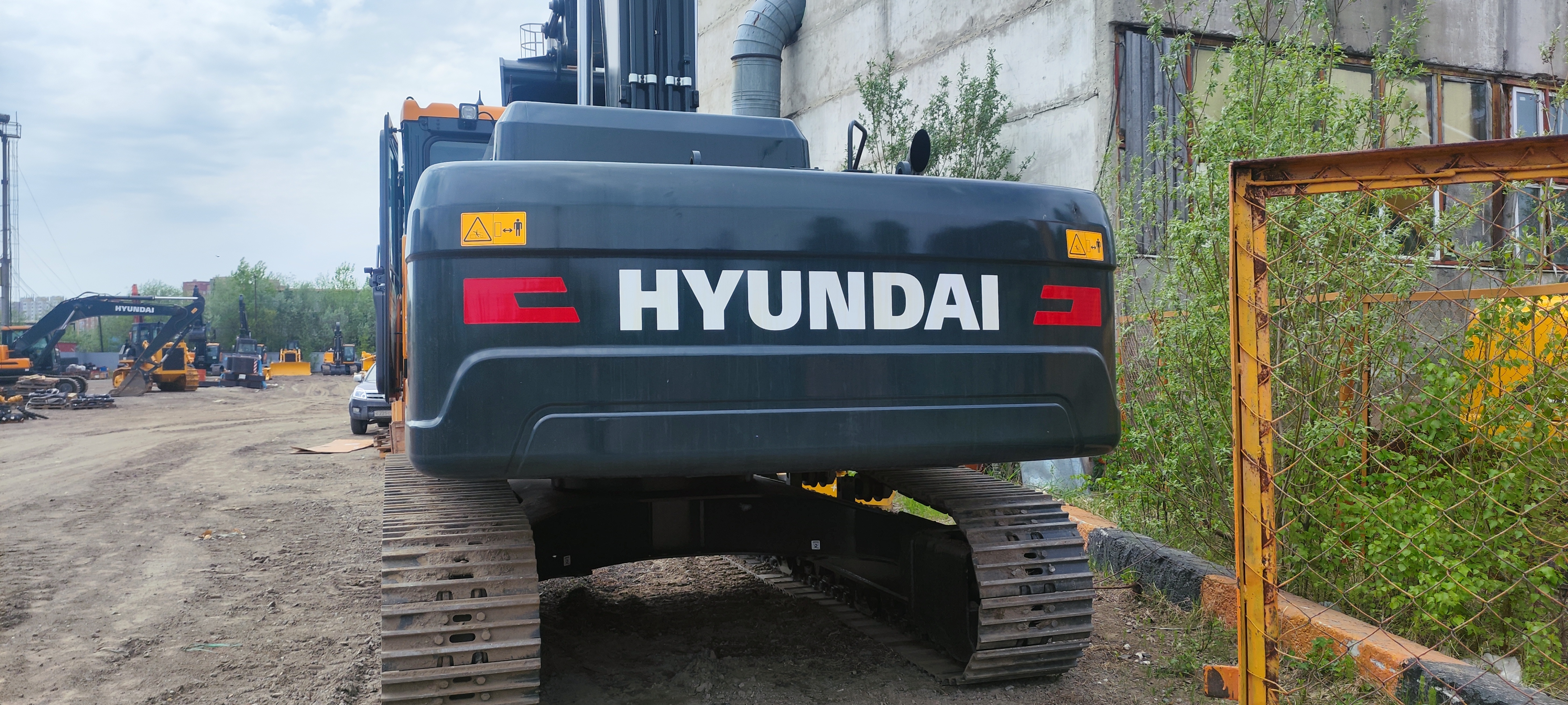 Услуги экскаватора с доставкой тралом.