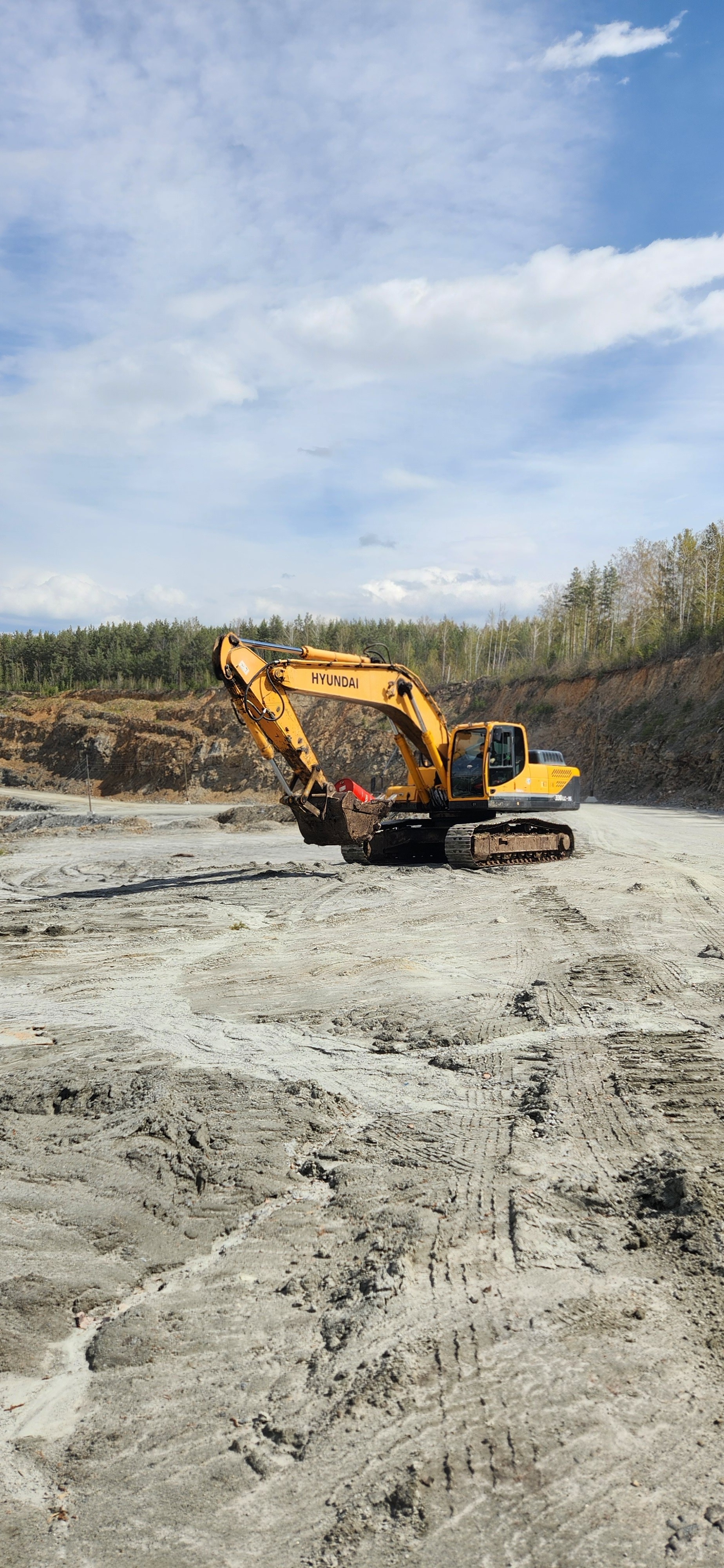 Услуги экскаватора 3 единицы с гидромолотом.