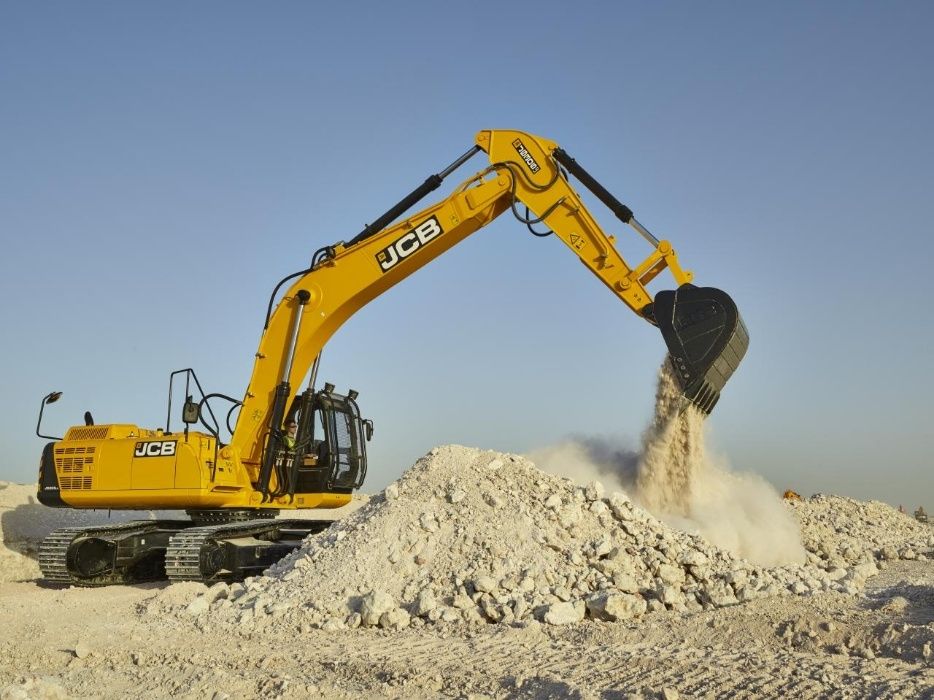 Гусеничный экскаватор с гидромолотом.