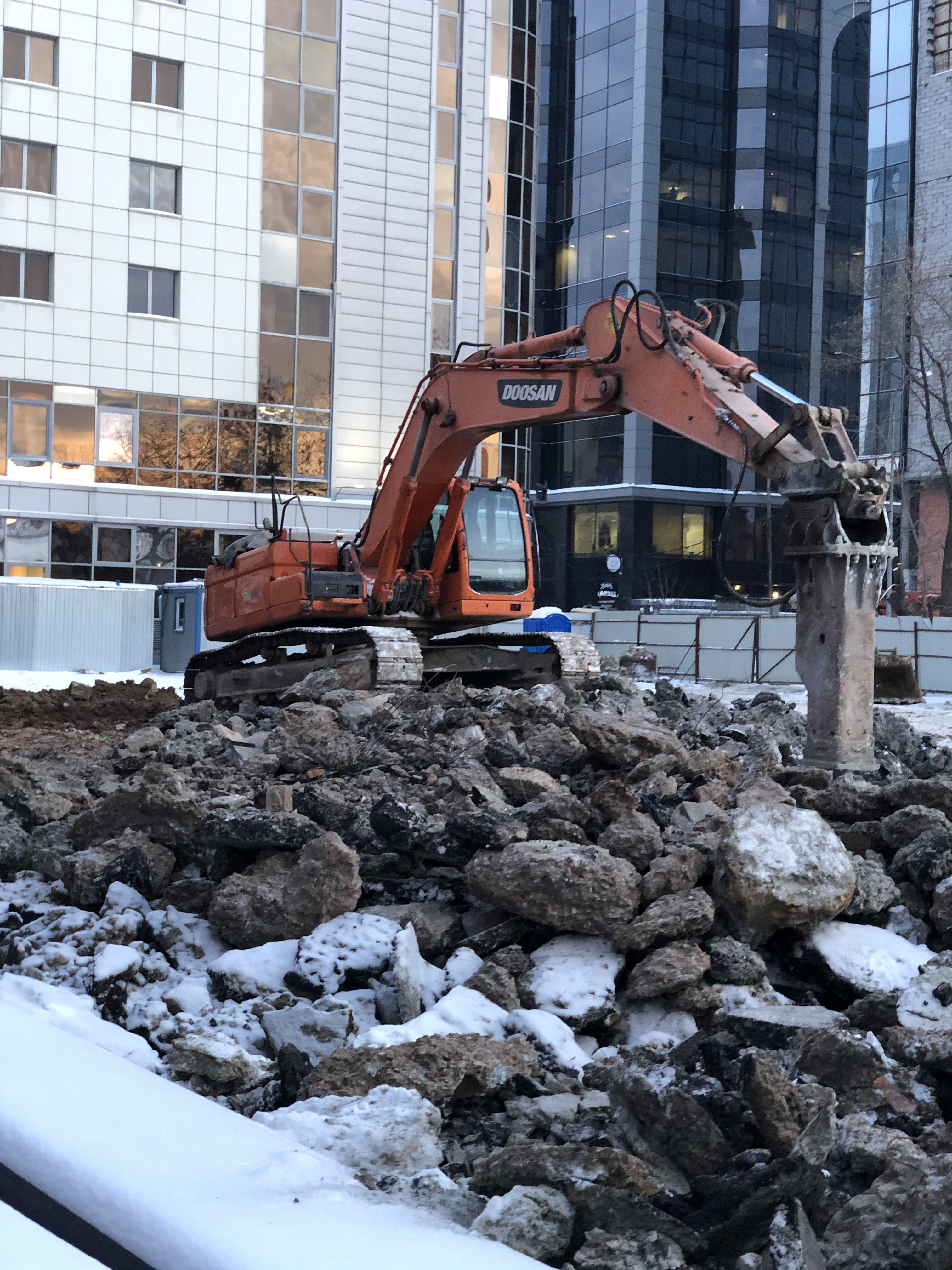 Аренда гусеничного экскаватора с гидромолотом.