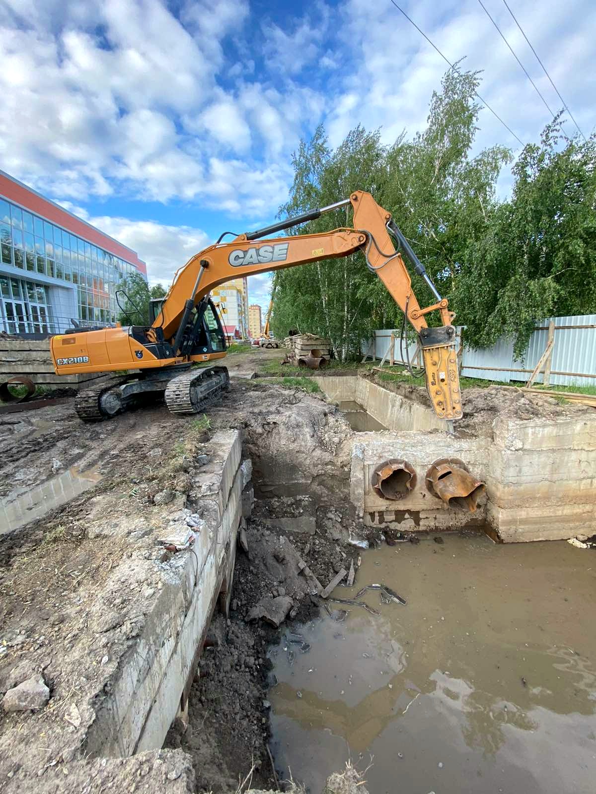 Полноповоротный, экскаватор с гидромолотом