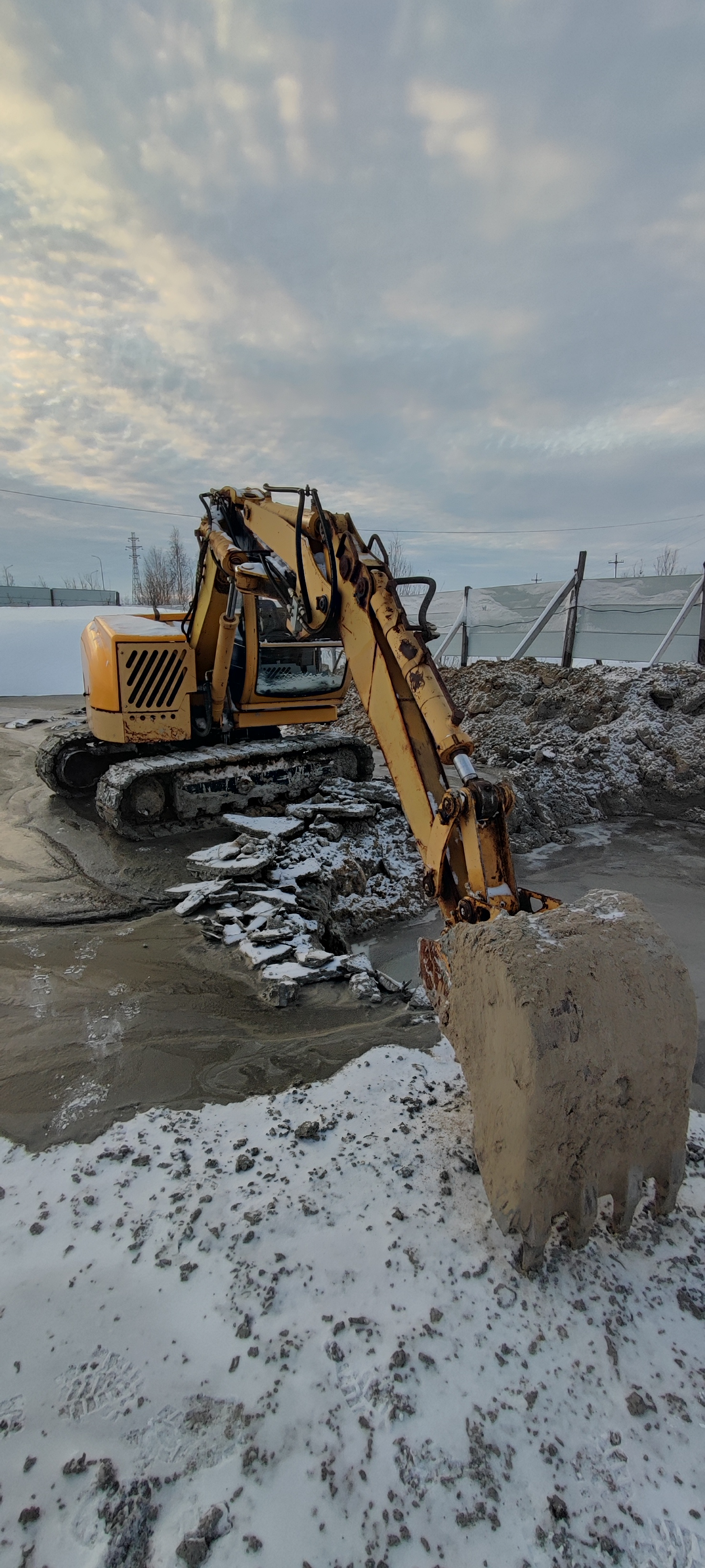 Экскаватор в аренду.