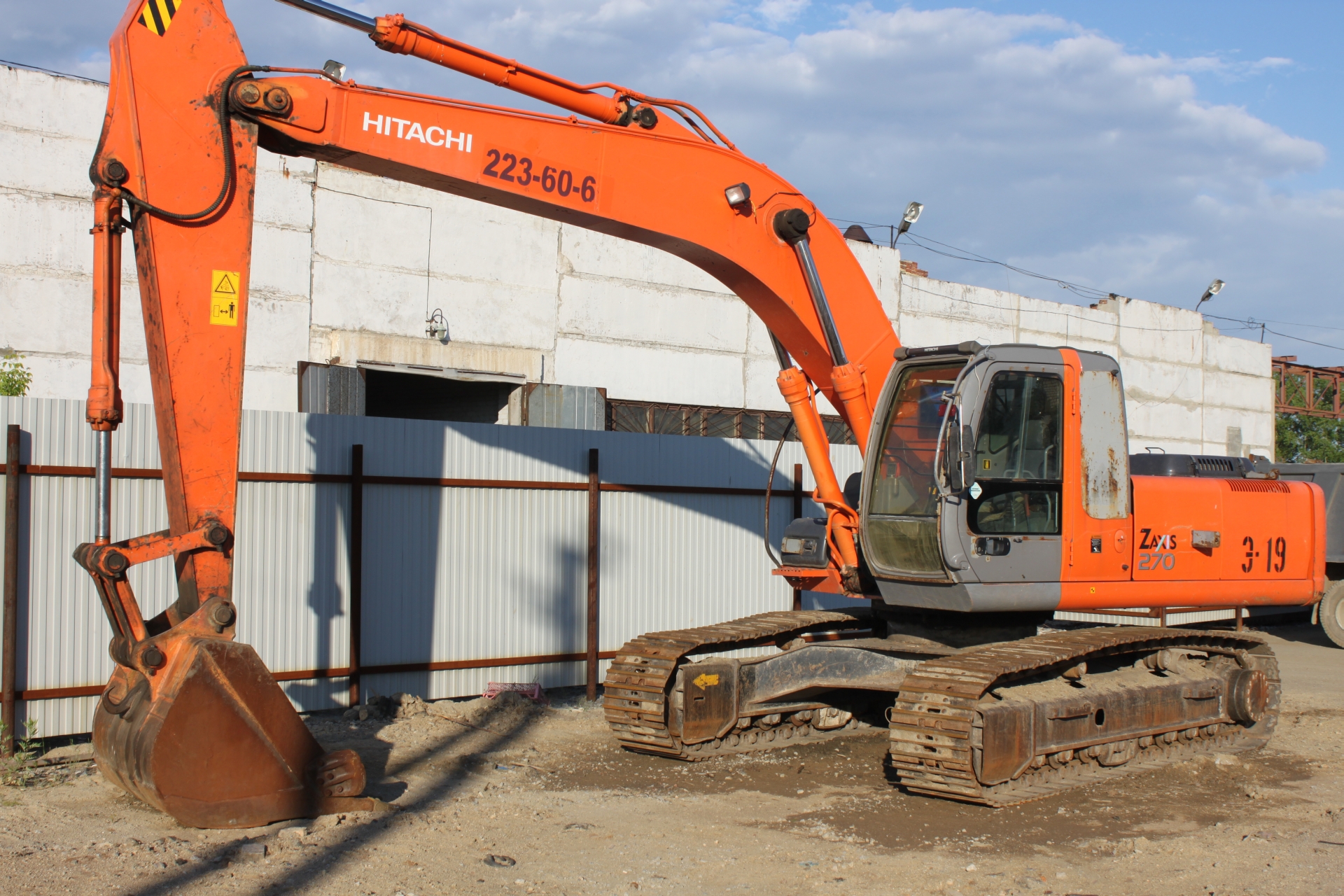 Аренда  экскаватора HITACHI