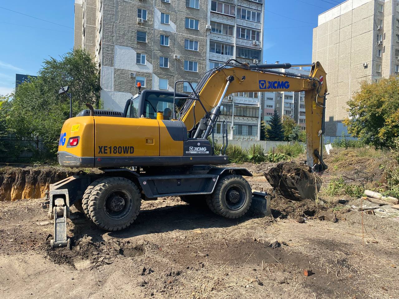 Экскаватор полноповоротный колесный, ковш 1 куб