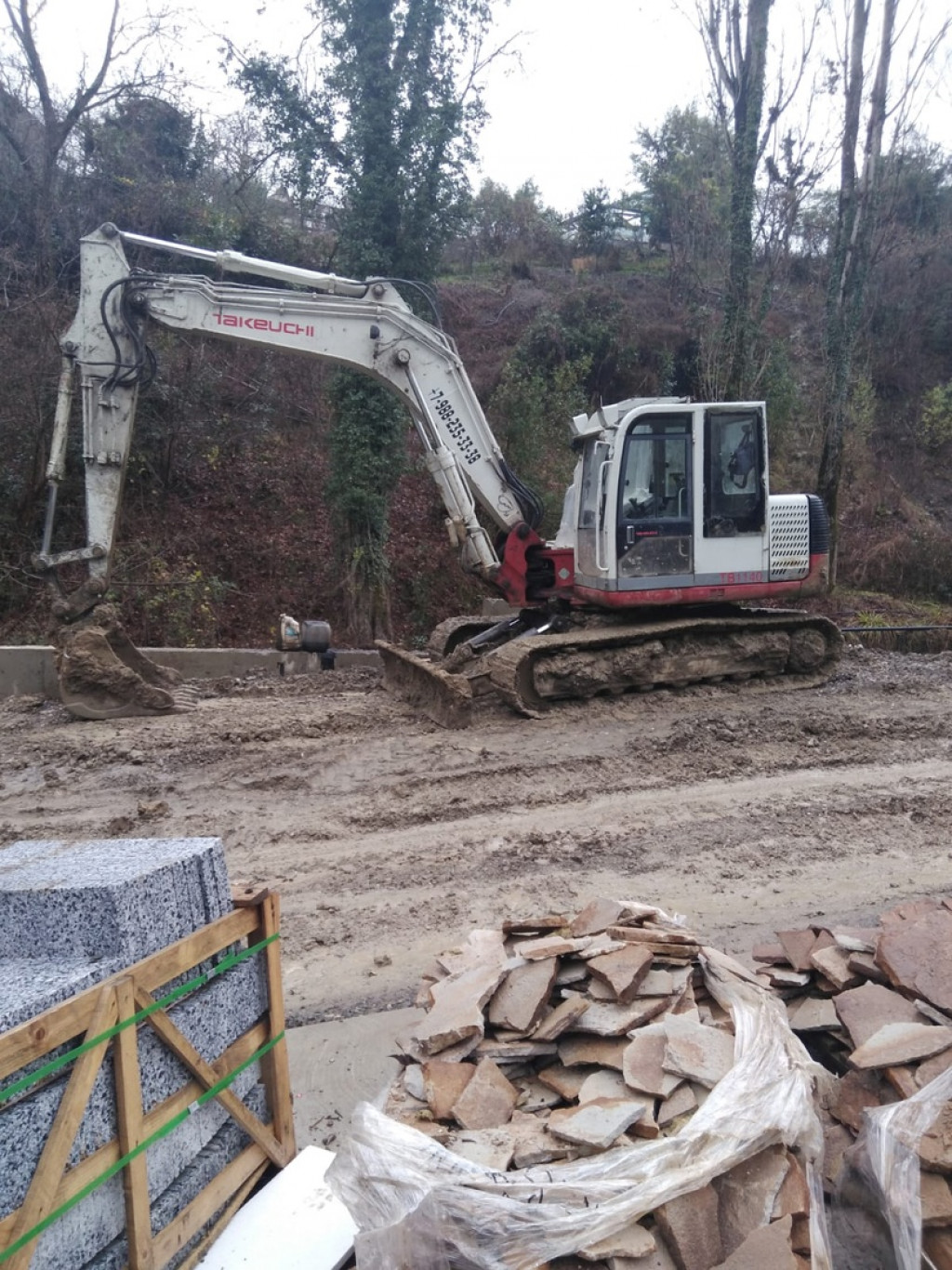 Услуги экскаватора с полным поворотом Сочи.