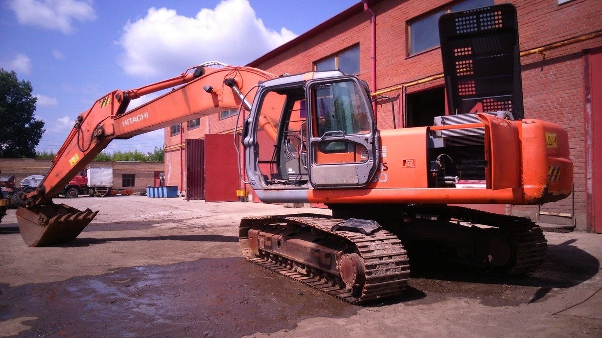 В аренду экскаватор zx230 Hitachi гусеничный