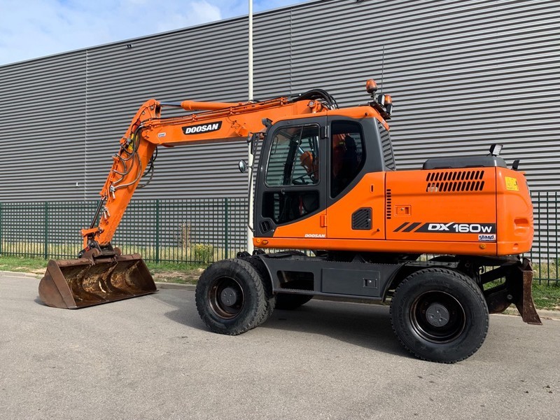 Колесный строительный экскаватор в аренду