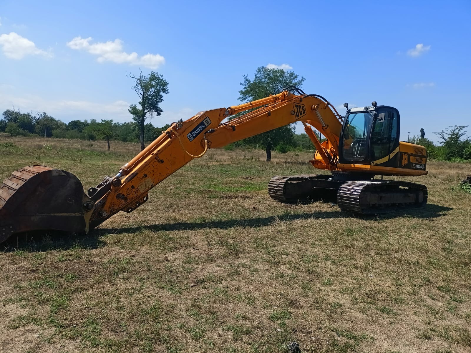 Аренда экскаватора JCD с доставкой.