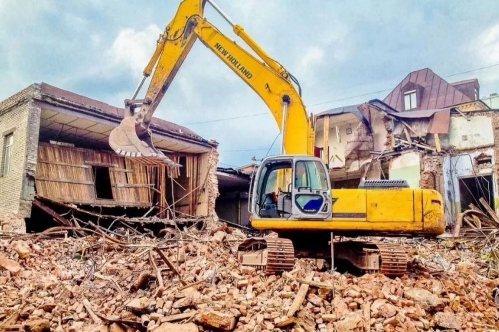 Экскаватор в аренду, демонтаж зданий, домов