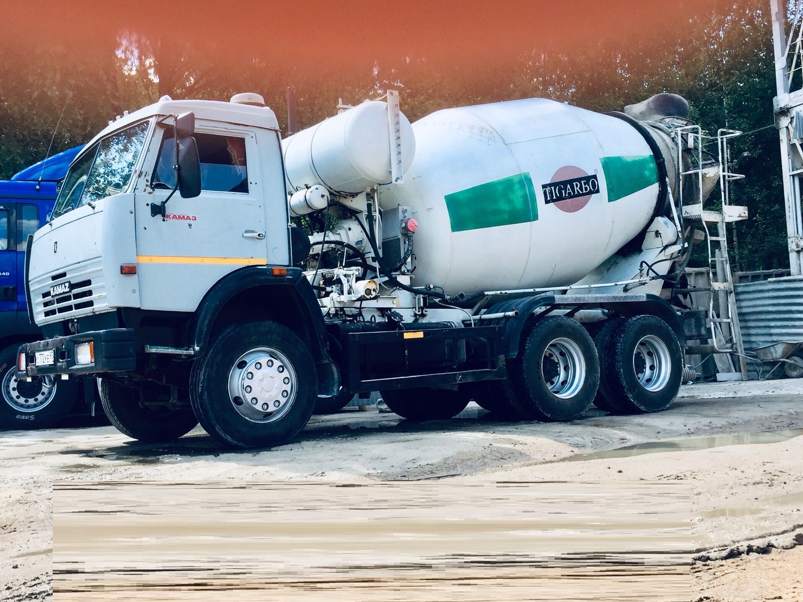 Бетон с доставкой миксером. Бетоновоз