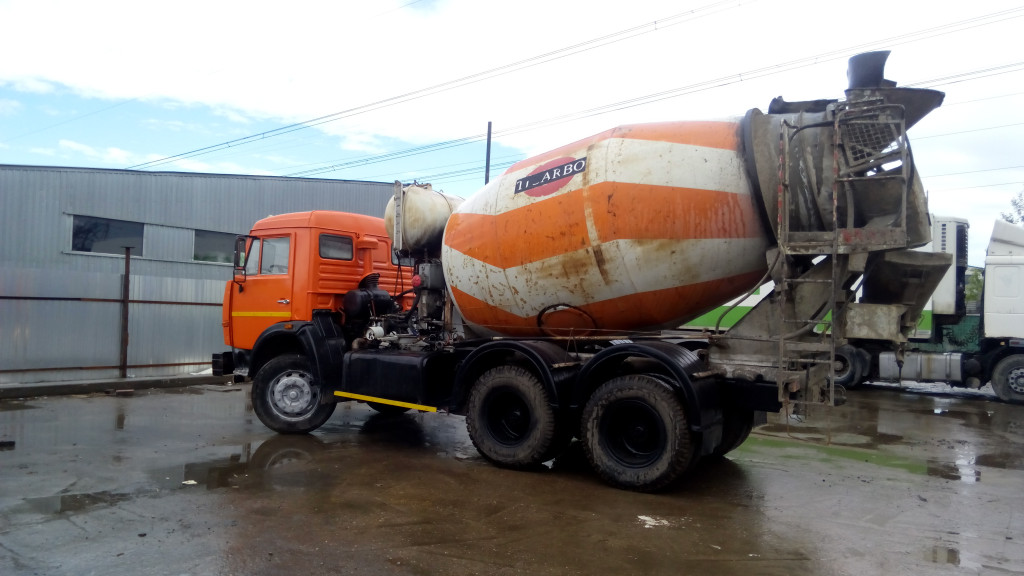 Перевозка бетона. Бетоновоз. Миксер.