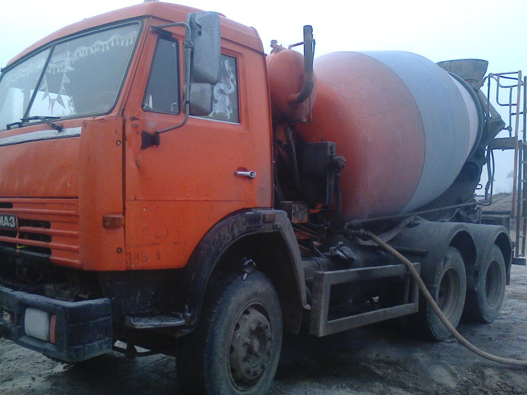 Автобетоно смеситель вместе с водителем