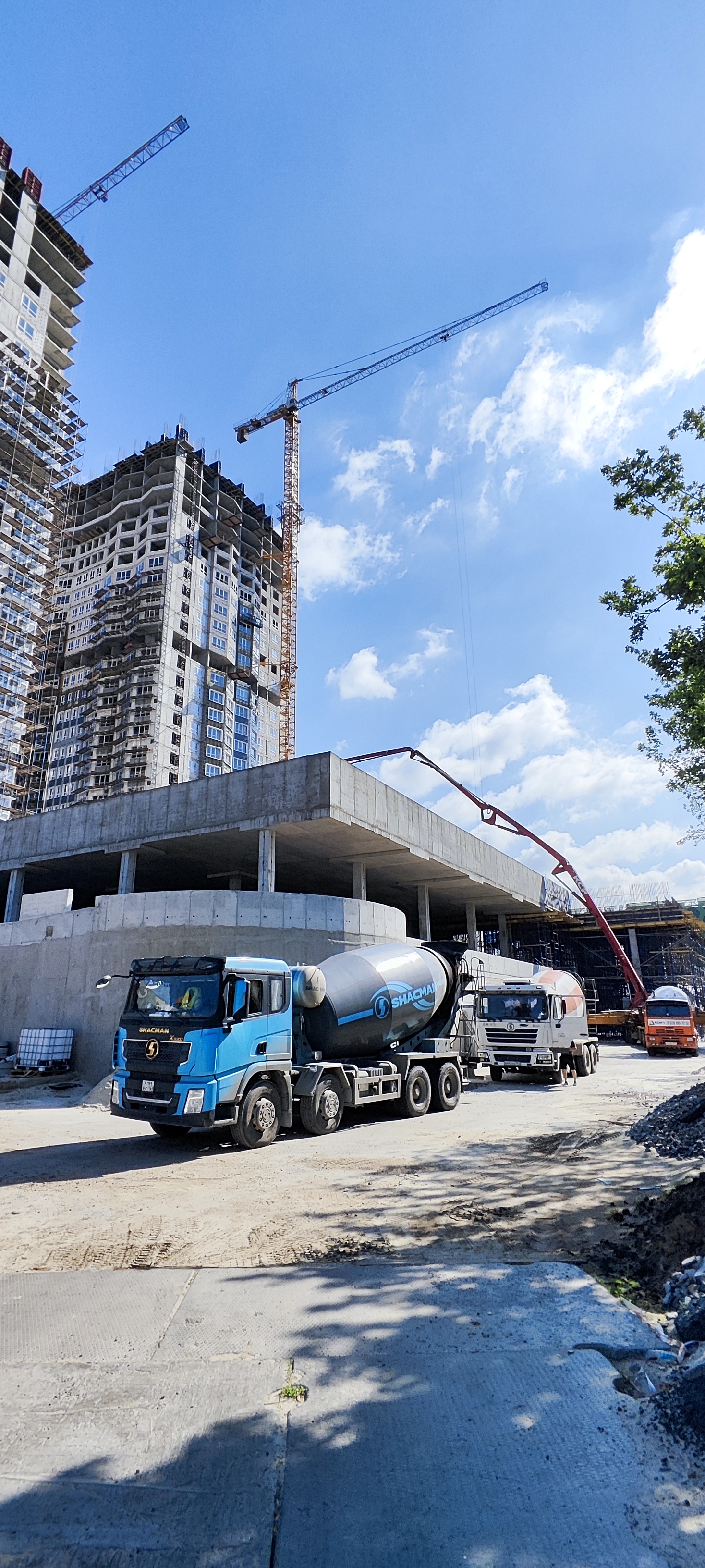 Автомобильный бетоновоз аренда. Миксер 15 кубов.