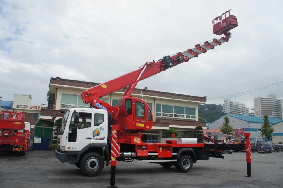 Телескопическая автовышка Hyundai 40 метров