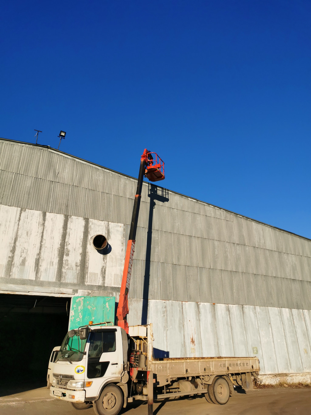 Автовышка 10 метров. Подъемные работы услуги.