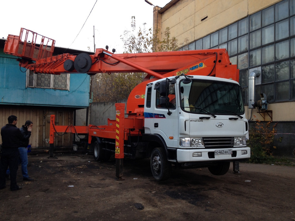 Маневренная автовышка с высотой подъема 45 метров