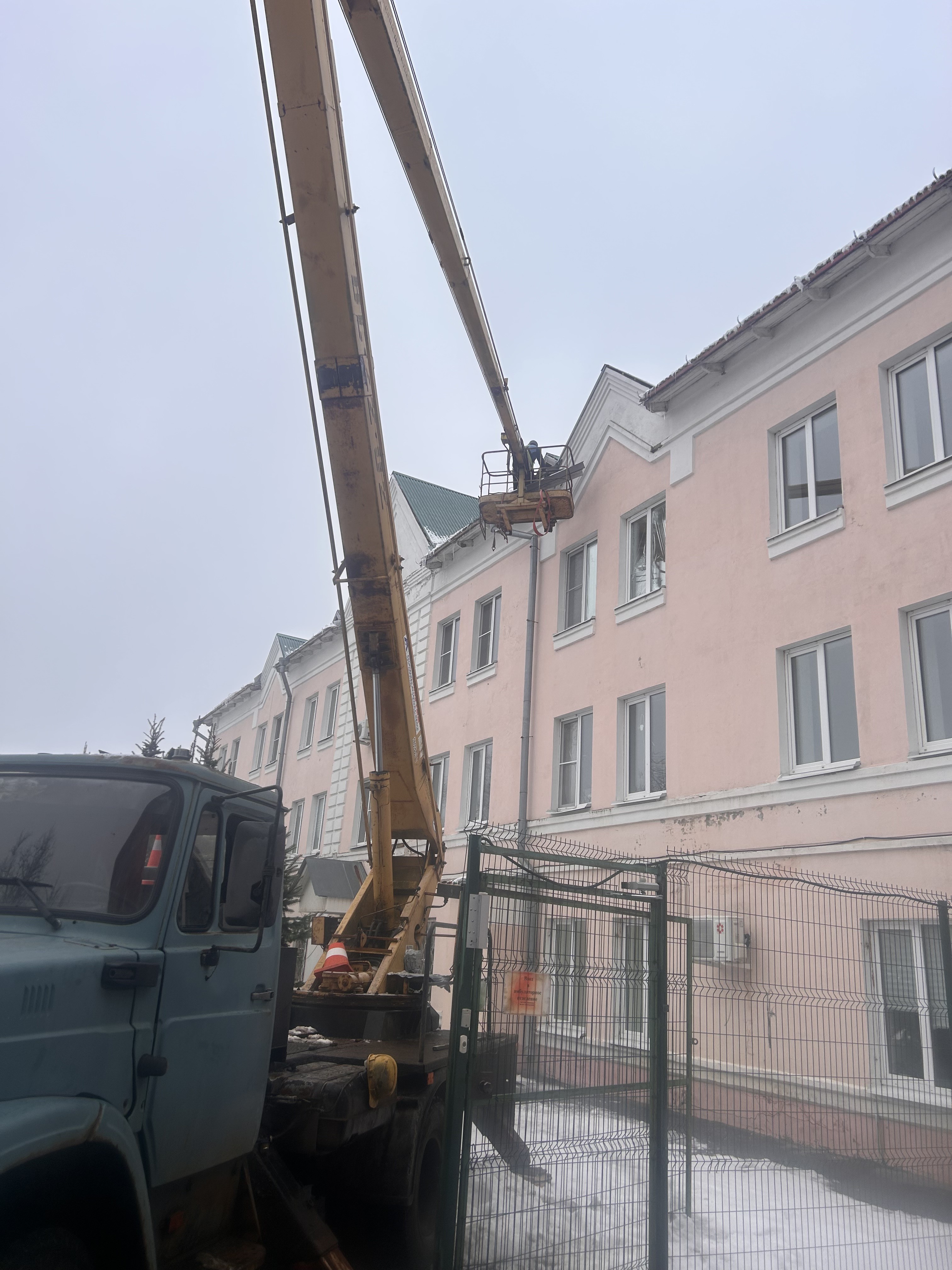 Спил деревьев, услуги автовышки