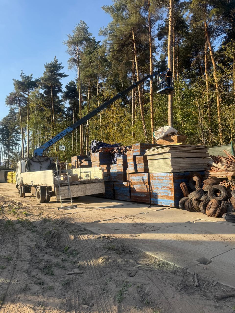 Услуги автовышки для монтажных, фасадных работ.