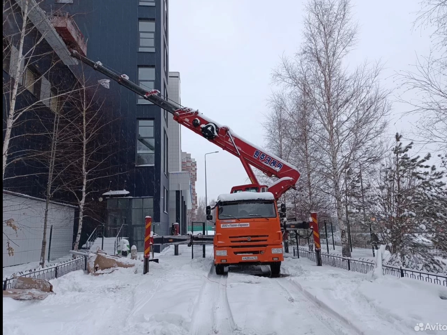 Аренда автовышки с поворотной люлькой 300 кг.