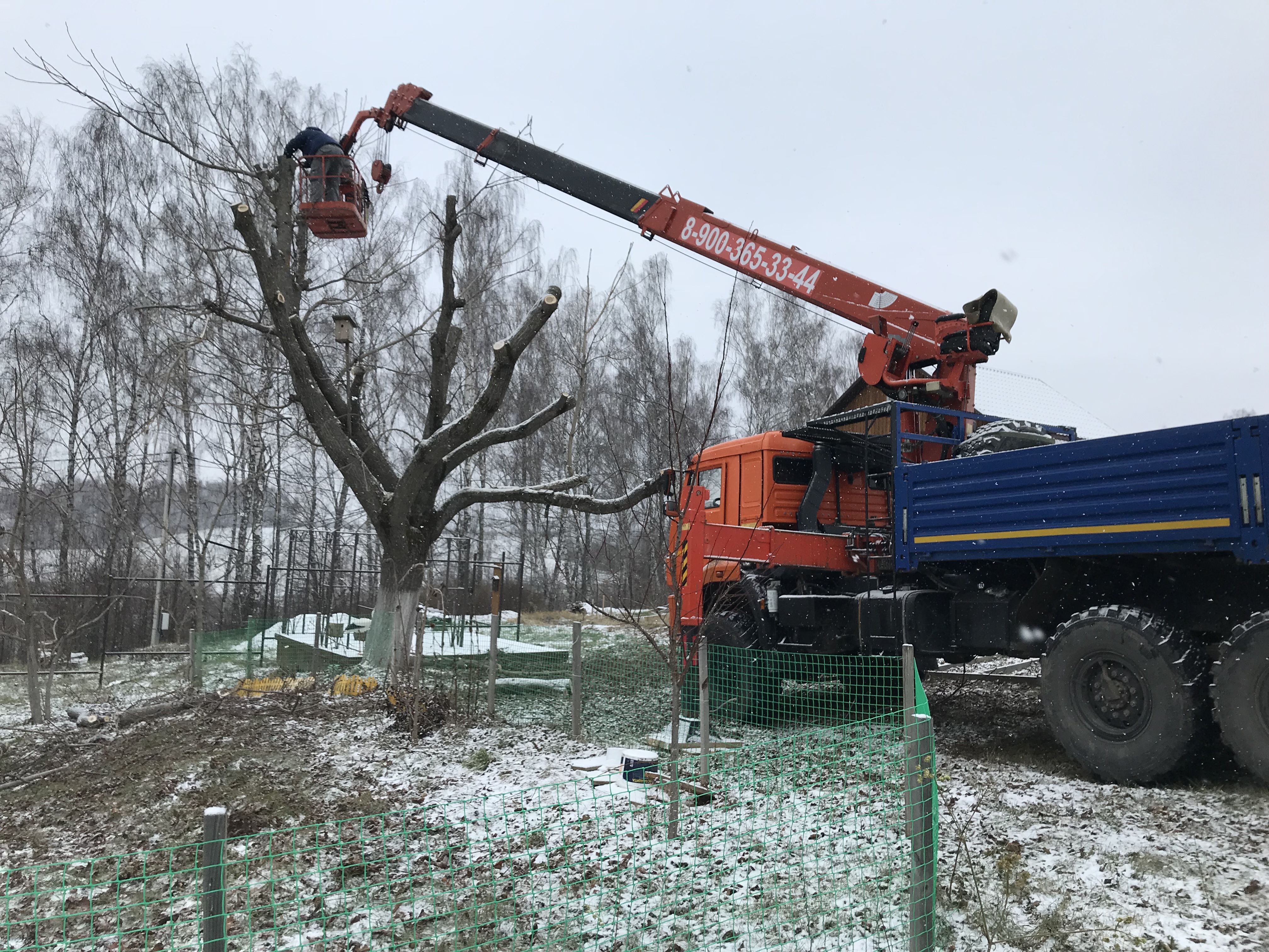 Автовышка телескопическая (вездеход).
