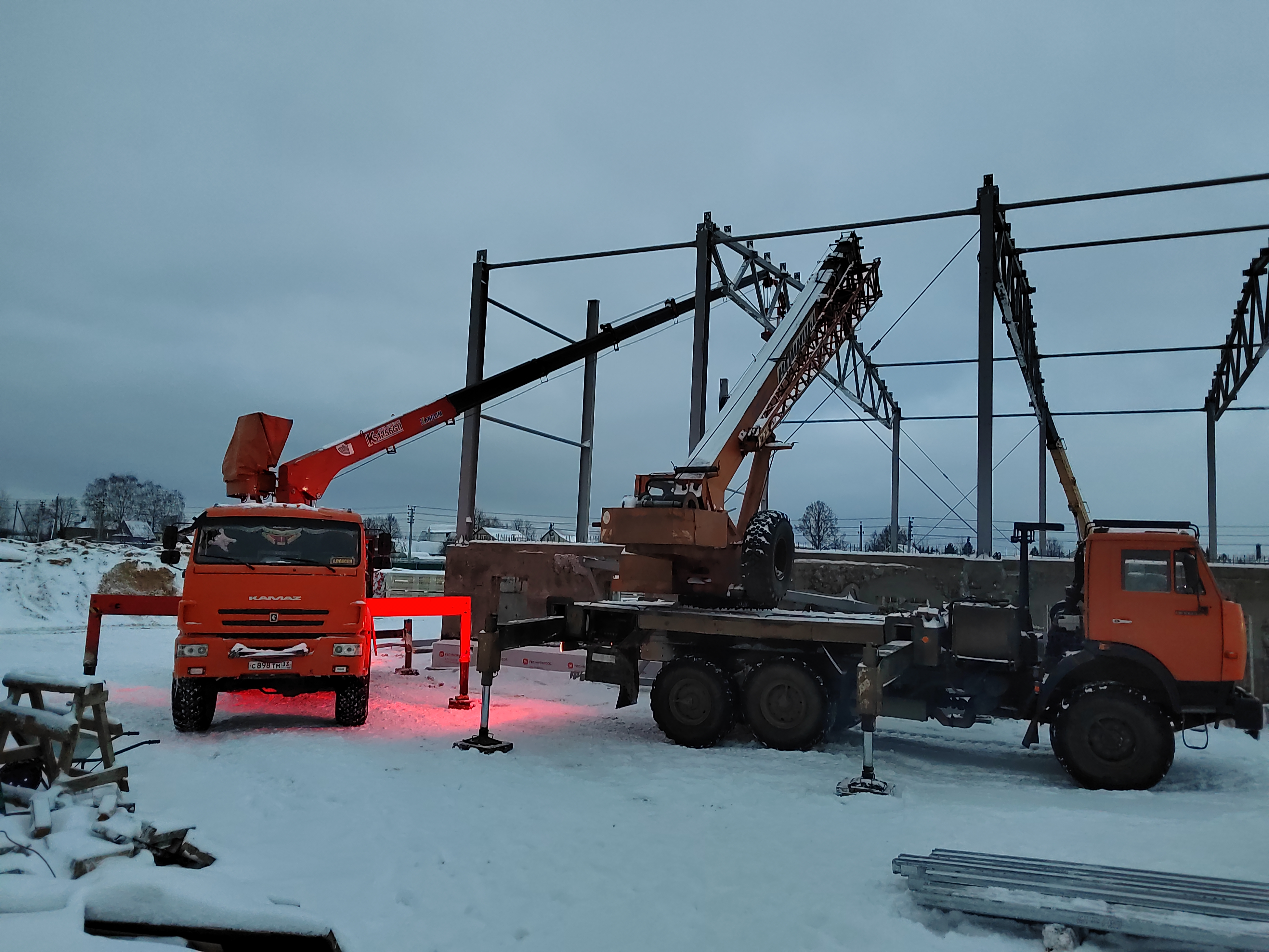 Услуги автовышки вездеход. Вылет стрелы 23 метра.