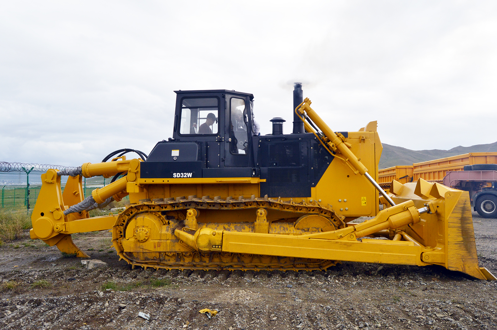 Аренда спецтехники бульдозер с рыхлителем.