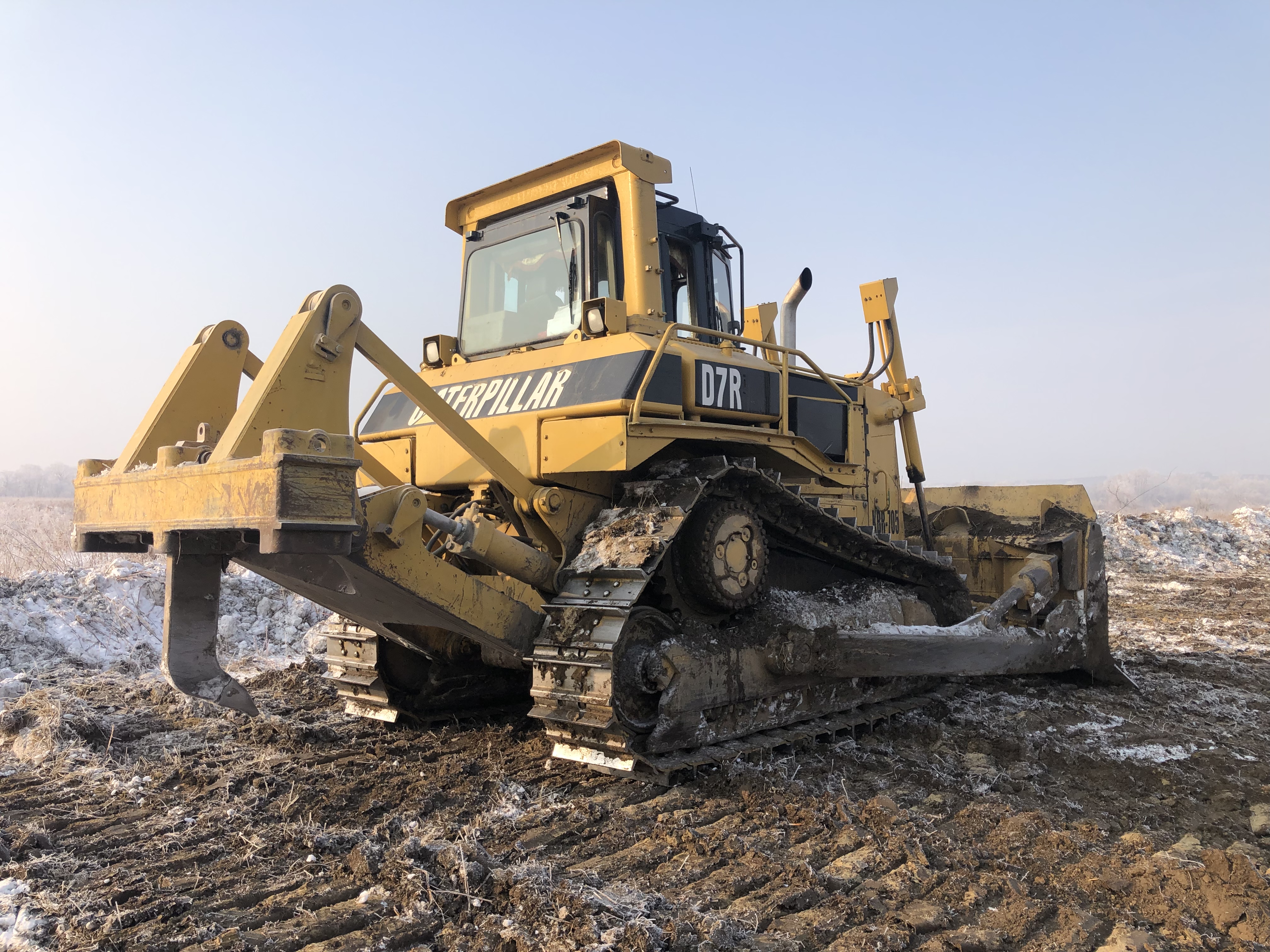 Бульдозер гусеничный с рыхлителем 32 тонны.