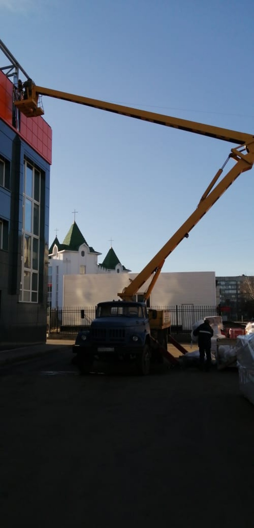 Автовышка в аренду. Подъемные работы.