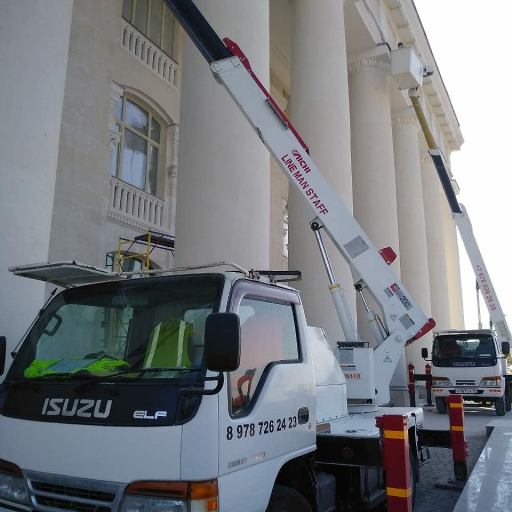 Автовышки аренда с поворотными люльками.