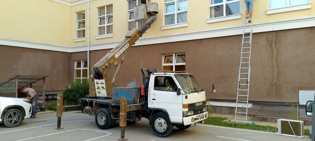 Срочная аренда автовышки. Поворотная стрела.