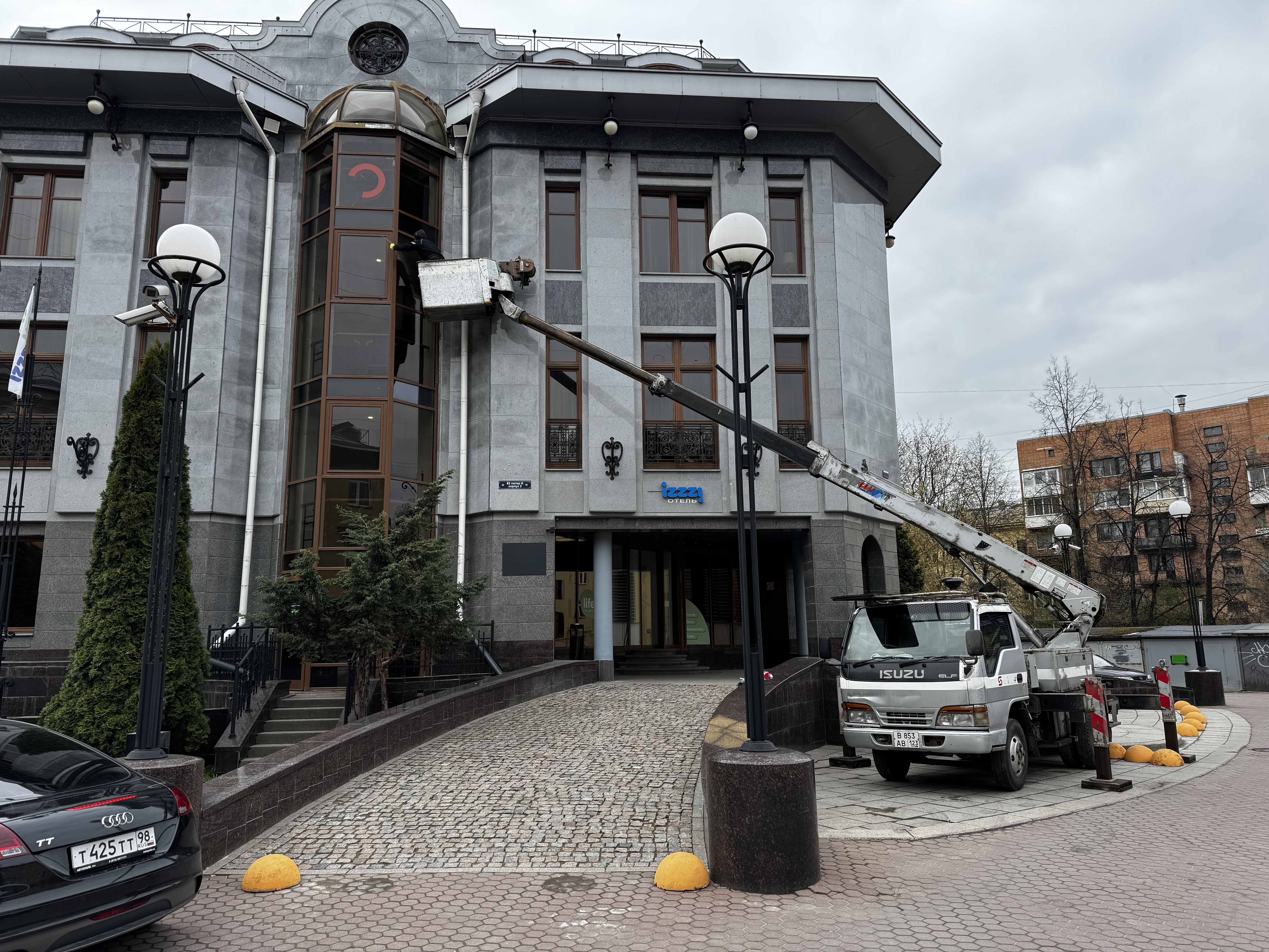 Услуги автовышки 15 метров с лебедкой.