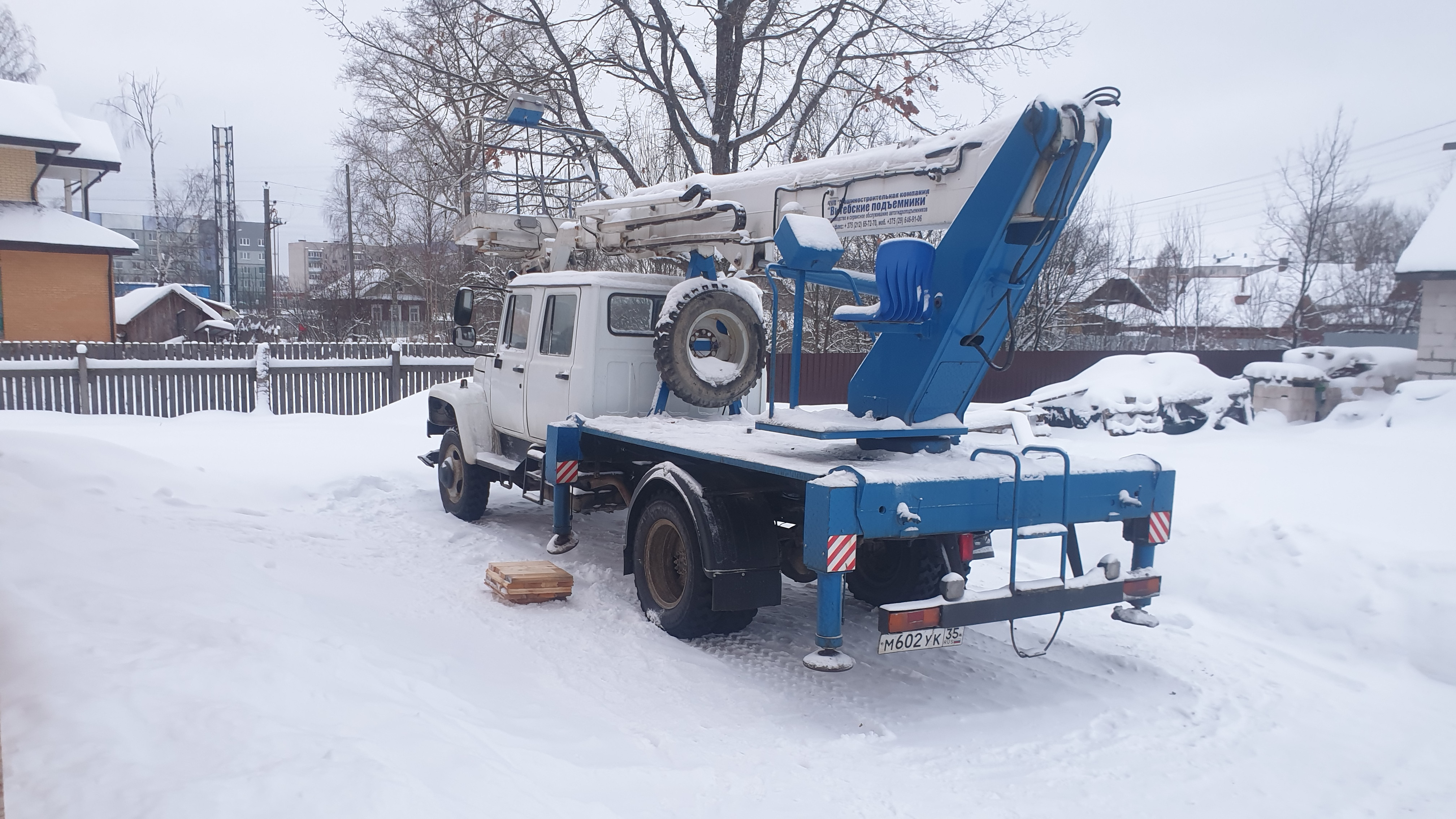 Аренда автовышки 24 метра вездеход.