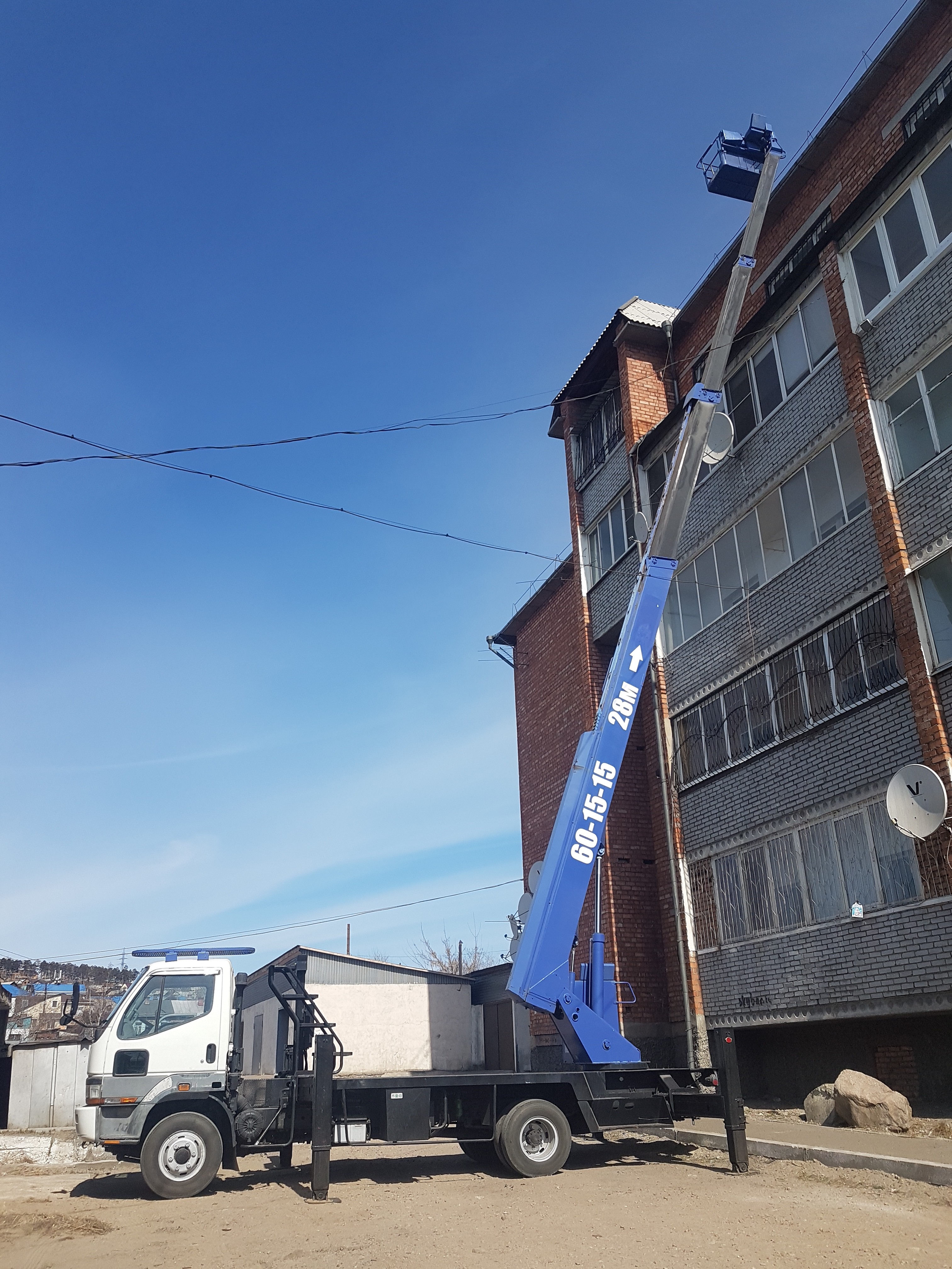 Автовышка 15м. и 28м. аренда. Высотные работы.