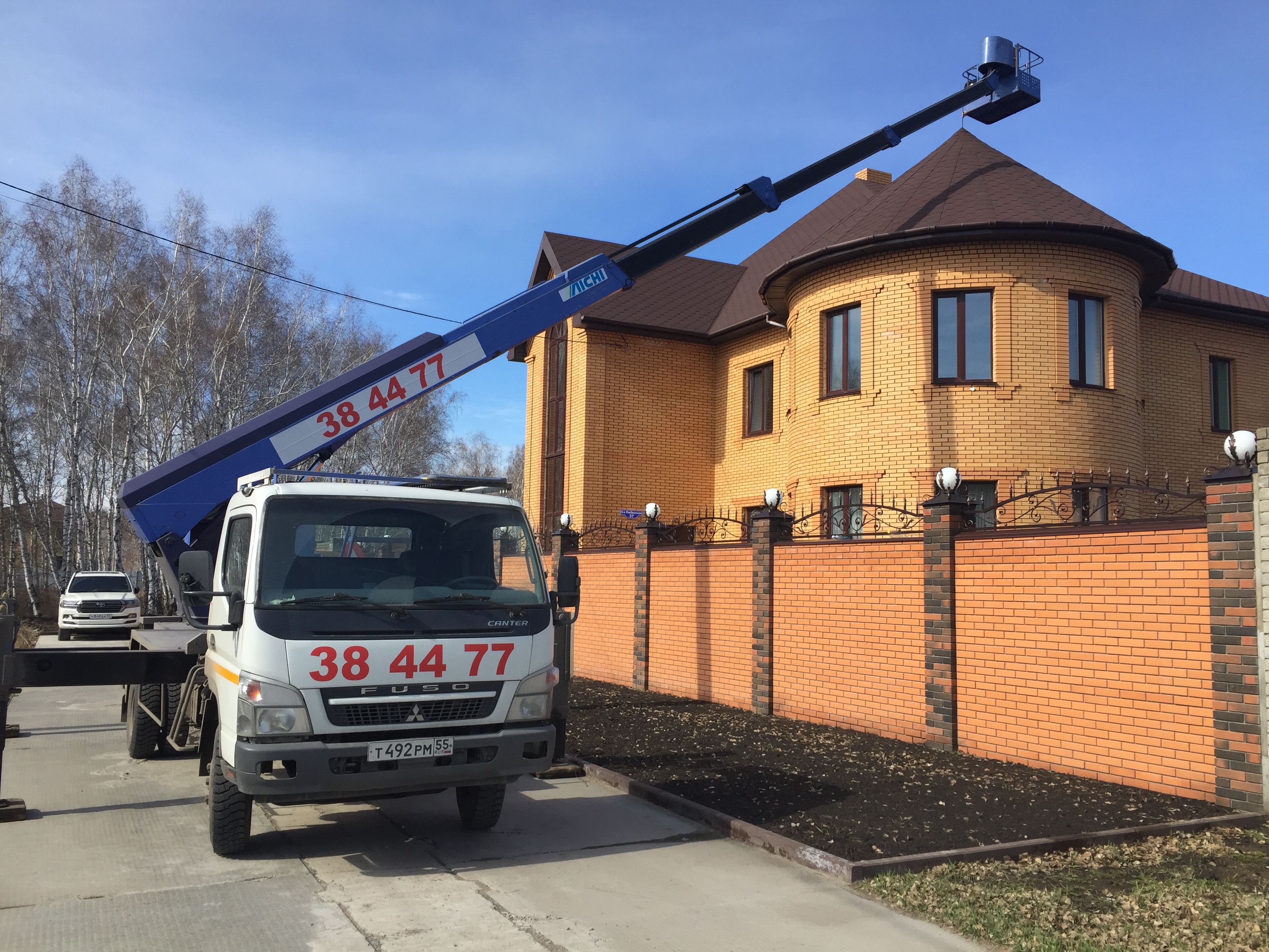 Автовышка 28 метров аренда балкон платформа.