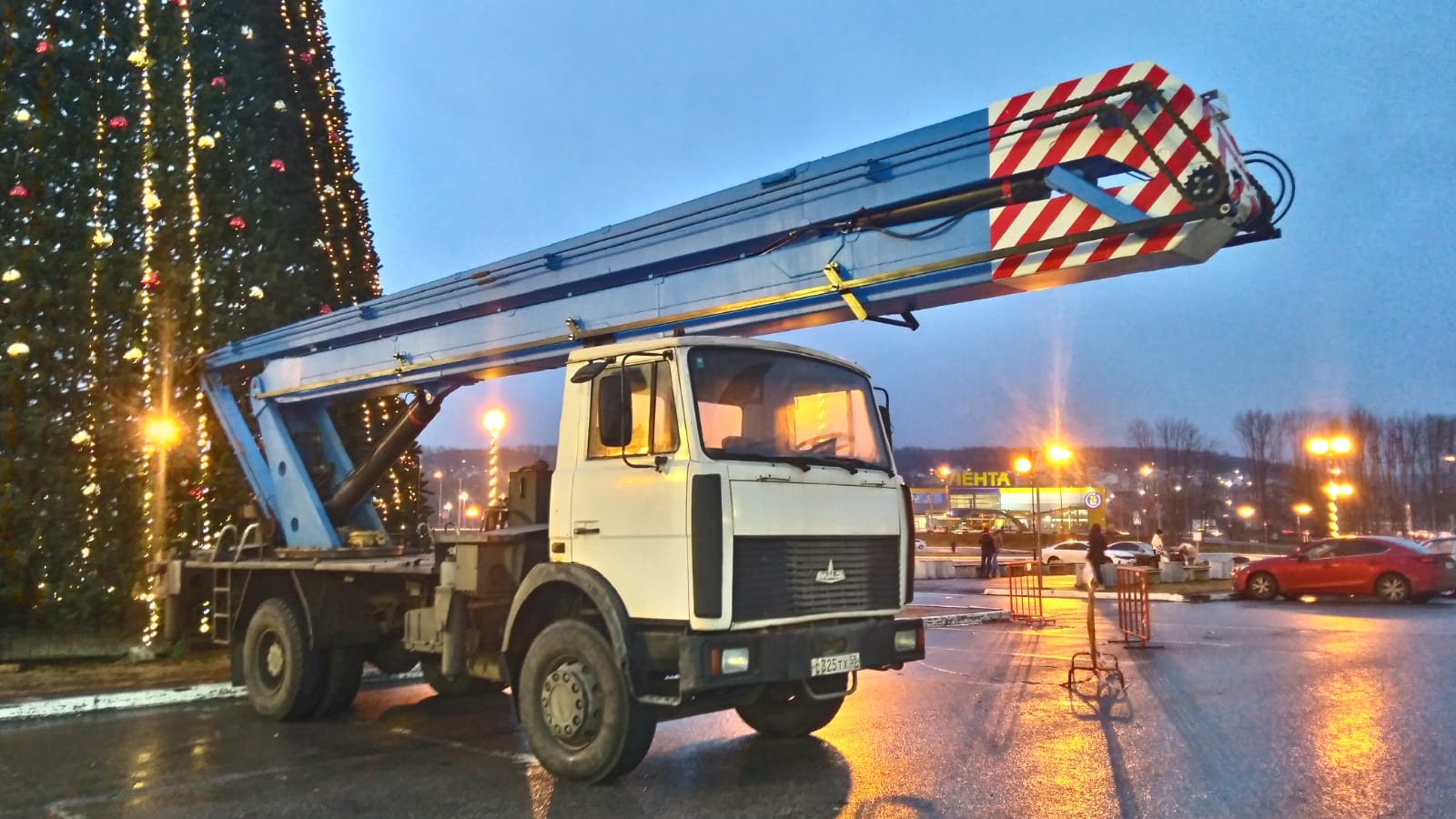 АвтоВышка 28 метров аренда.