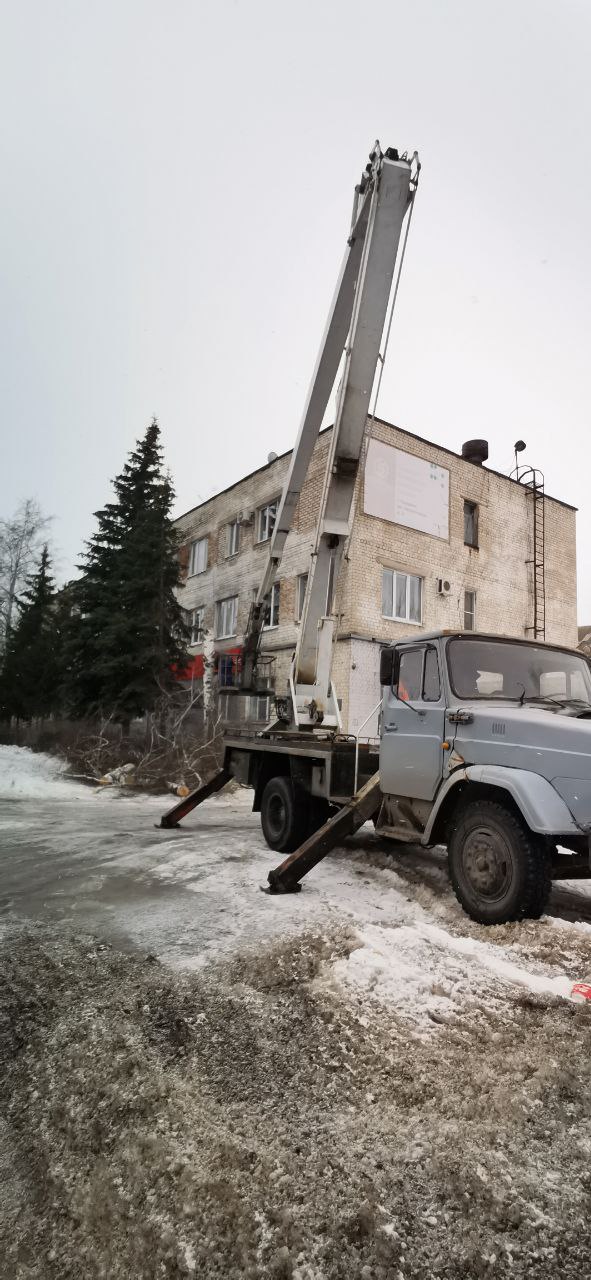 Автовышка в аренду. Агп 22 метра. Спил деревьев.