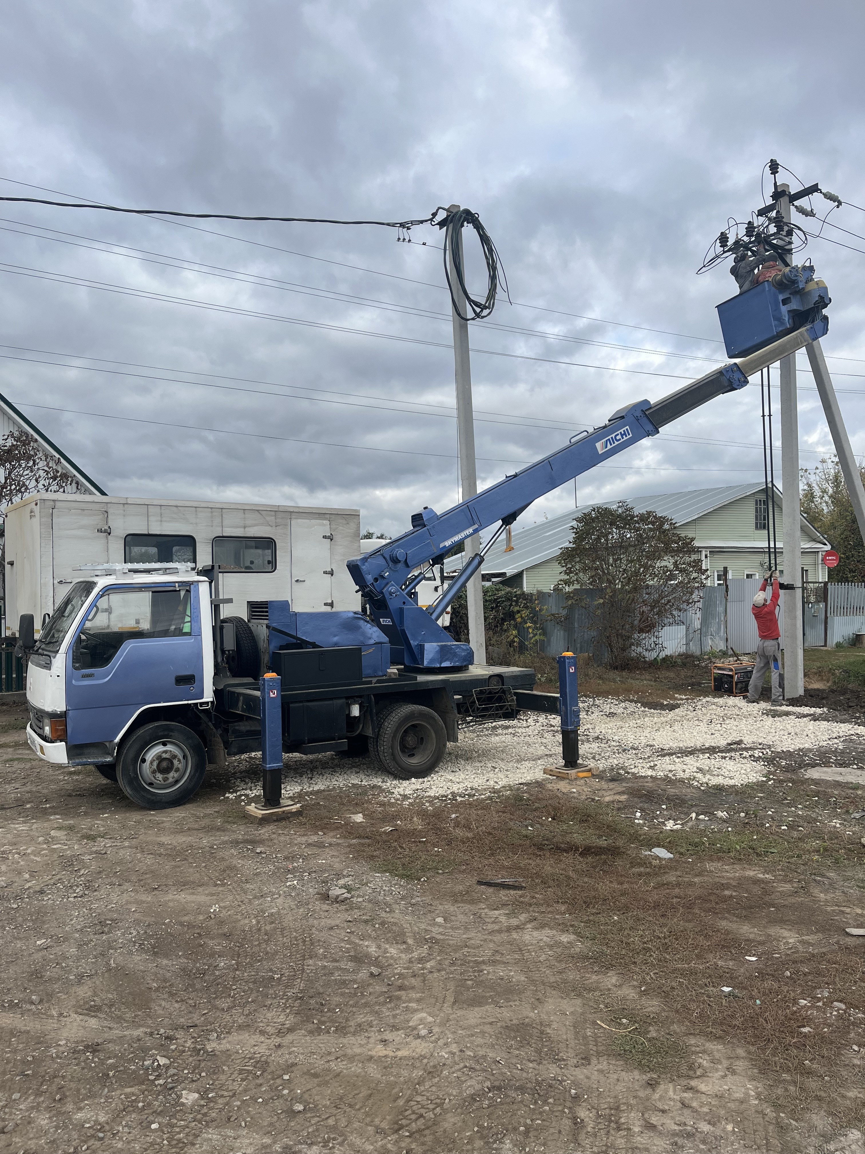 Автовышка АГП для фасадных монтажных работ