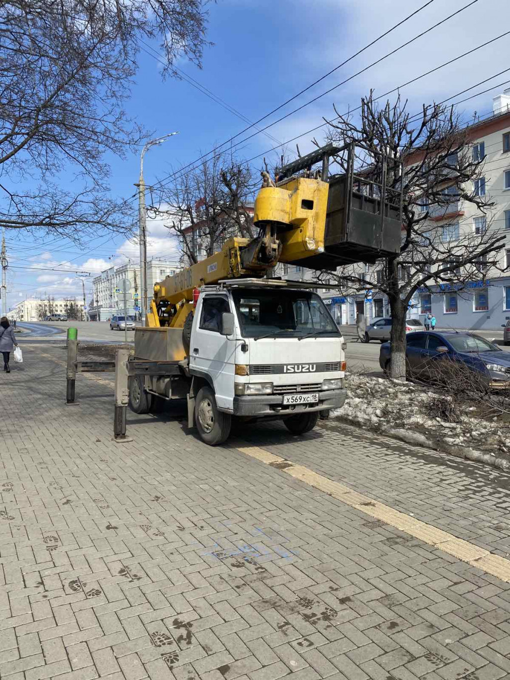 Услуги автовышки с телескопической стрелой.