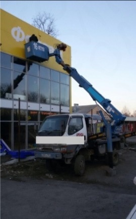 Автовышка малогабаритной с поворотной люлькой