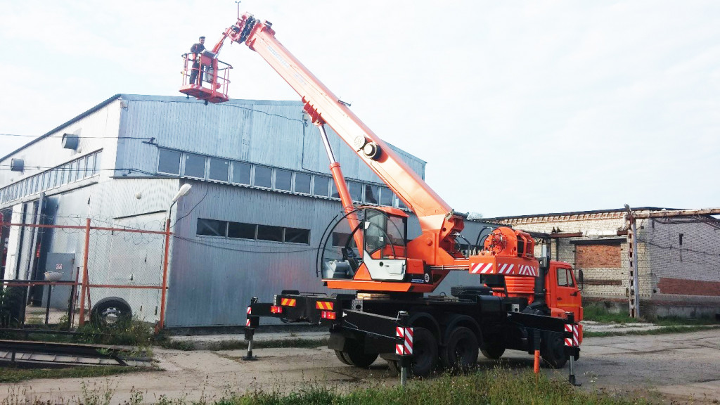 Автовышка вездеход с поворотной люлькой в аренду.