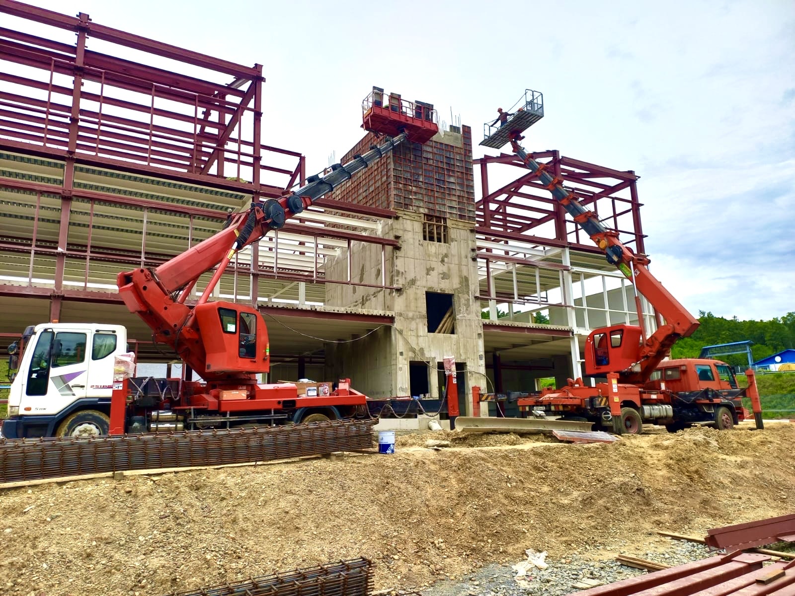 Услуги автовышек  от 13 до 45 метров